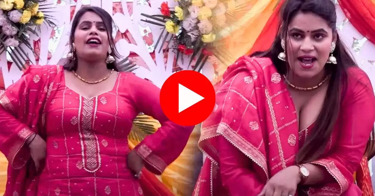 Haryanvi Dance Show : रेड कलर का खिंचवा सूट पहन डॉली शर्मा ने मचाई धूम, भीड़ हार बैठी दिल