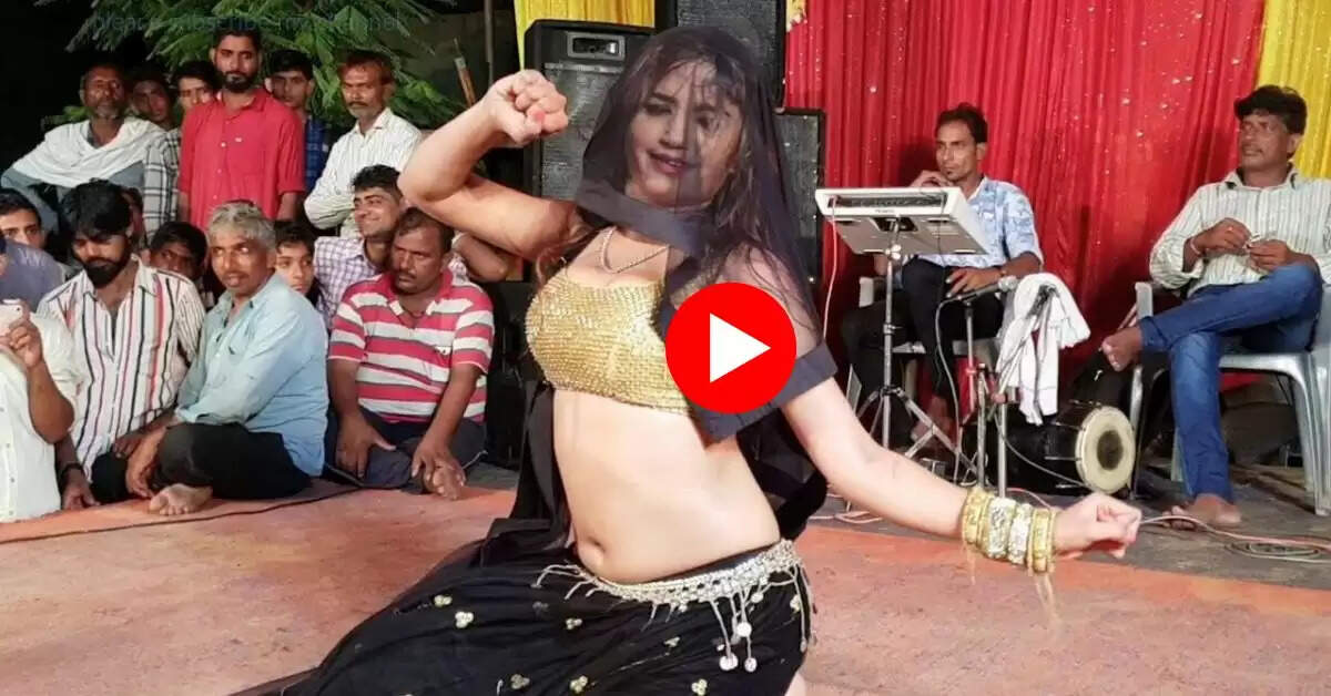 Haryanvi Dance : कोमल ने स्टेज पर मटकाया हेवी फिगर, देख आहें भरने लगे फैंस