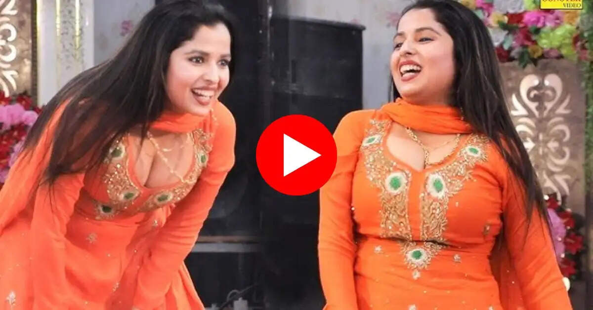 Haryanvi Stage Dance : रात में खुले आसमान के नीचे मुस्कान बेबी ने किया झन्नाटेदार डांस