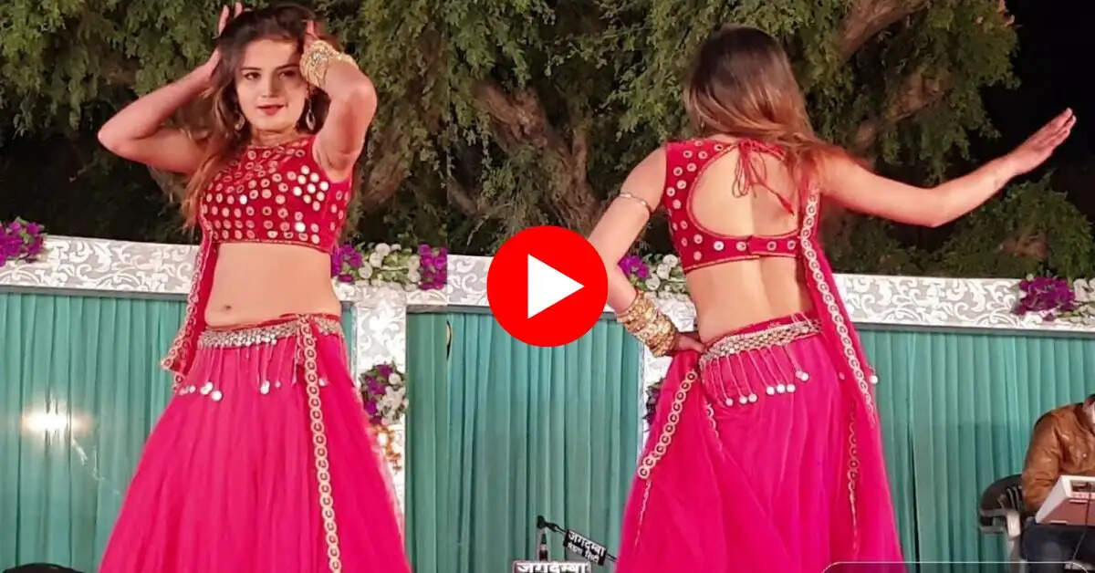 Komal Rangili Dance : आधी रात स्टेज पर कोमल रंगीली ने मटकाई पतली कमर, डांस देख फैंस हुए बेकाबू